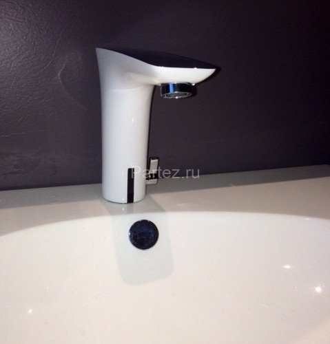 15170400 PuraVida Смеситель для раковины, электронный белый/хром АКЦ!!!